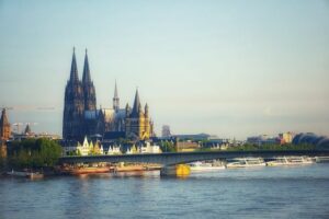 Deutscher Fluss mit R: Der Rhein bei Köln