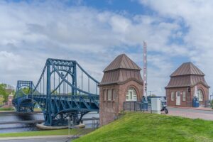 Deutscher Fluss mit J: Die Jade. Hier der Ems-Jade-Kanal am Jadebusen (Kaiser-Wilhelm-Brücke)