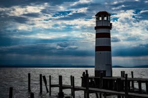 Ein Gewässer mit N: der Leuchtturm am Neusiedler See