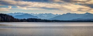 Ein Gewässer mit S: Der Starnberger See am Rande der Alpen