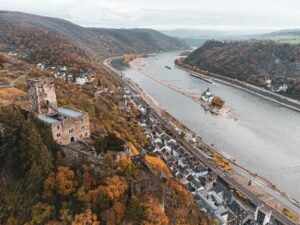 Ein Gewässer mit R: der Rhein (hier die Burg Gutenfels bei Kaub)